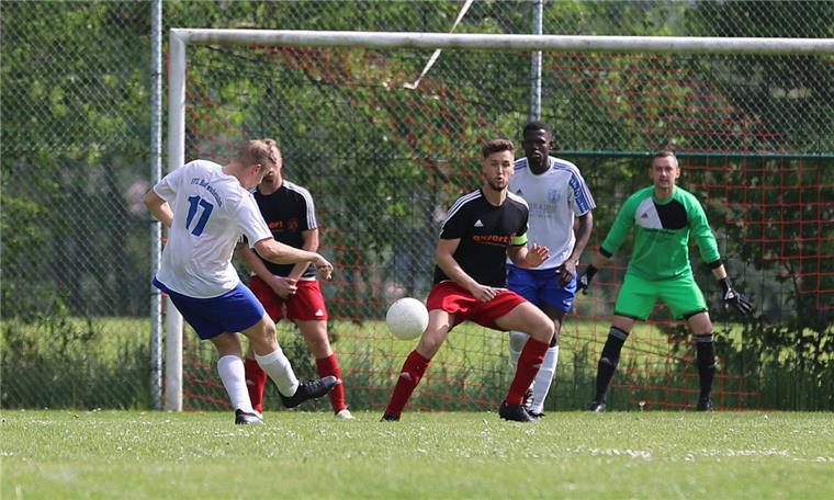 Schwarz-Rot Esenshamm ist nach Spektakel fast Meister Die Esenshammer (schwarze Trikots) mit Torwart Grzegorz Kolmajer verspielten gegen den VfL Bad Zwischenahn einen 3:0-Vorsprung. Nach dem 3:3 bekamen sie in der 85. Minute einen Elfmeter, den sie zum Siegtor nutzten.