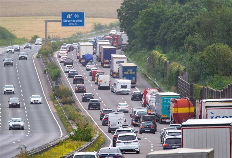 Millionen betroffen: Neue TÜV-Regel kostet Autofahrer jährlich Hunderte Euro Zahlreiche Autos fahren am Beginn der Sommerferien auf der Autobahn A3. Die EU-Kommission will eine jährliche TÜV-Pflichtinspektion für Autos einführen.