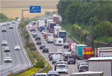  Zahlreiche Autos fahren am Beginn der Sommerferien auf der Autobahn A3. Die EU-Kommission will eine jährliche TÜV-Pflichtinspektion für Autos einführen.