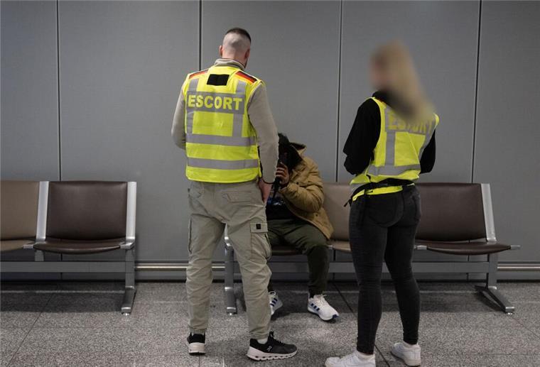 EU-Kommission stellt Plan für schnellere Abschiebungen vor Zwei Beamte der Bundespolizei unterhalten sich mit einem Mann, bevor dieser zu einen Abschiebeflug nach Pakistan gebracht wird. Die Bundespolizei und Mitarbeiter von Frontex begleiten den Flug mit einem massiven Kräfteaufgebot. (zu dpa: «EU-Kommission stellt Plan für schnellere Abschiebungen vor»)