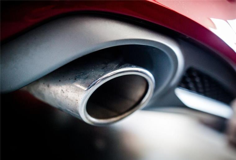 Der Auspuff eines Autos mit Dieselmotor.