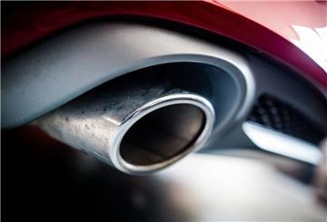 Der Auspuff eines Autos mit Dieselmotor.