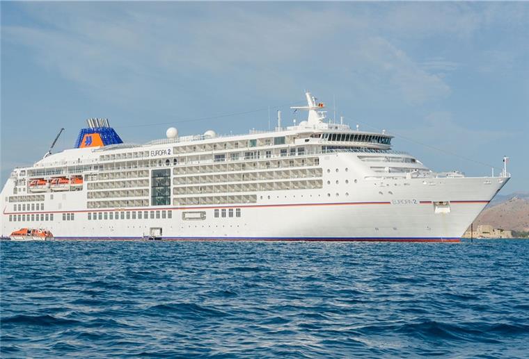 „Europa 2“ an der Columbuskaje Kreuzfahrtschiff "Europa 2"