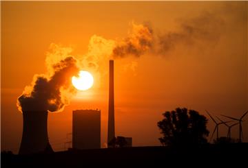 Niedersachsen, Hohenhameln: Die Sonne geht hinter dem Kohlekraftwerk Mehrum im Landkreis Peine auf