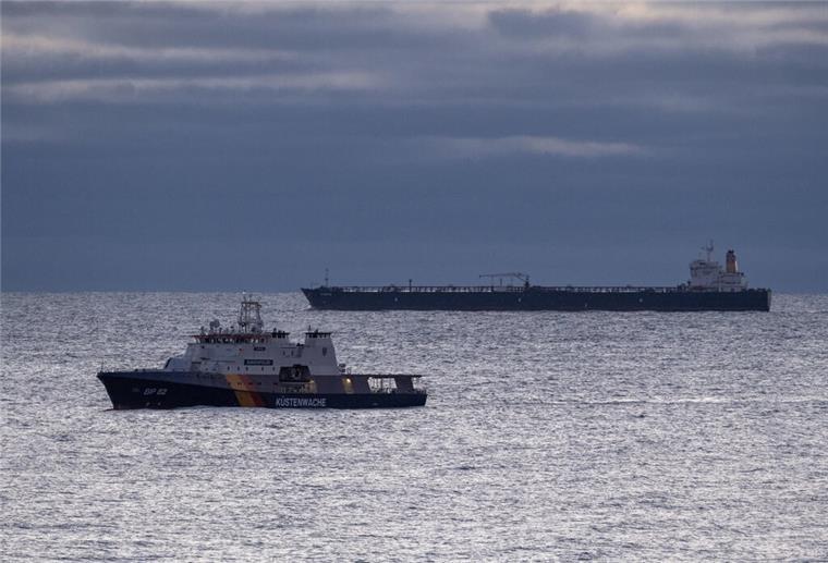 Sabotageverdacht: Schon zwei Öltanker vor Rügen in Not 12.01.2025, Mecklenburg-Vorpommern, Sassnitz: Der manövrierunfähige Tanker ·Eventin· liegt zwischen Binz und Sassnitz auf der Reede Sassnitz. Der mit rund 99.000 Tonnen Öl beladene Tanker soll so lange dort bleiben, bis über das weitere Vorgehen entschieden ist. Vor dem Öltanker fährt das Bundespolizeischiff BP82 ·Bamberg·. Foto: Stefan Sauer/dpa +++ dpa-Bildfunk +++