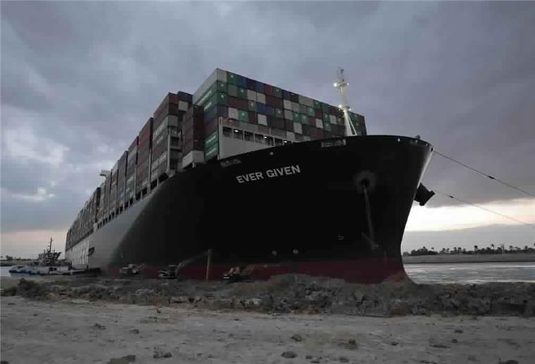 „Ever Given“ im Suezkanal freigelegt Bagger und Schlepper bemühen sich das Containerschiff «Ever Given» zu befreien. Das Frachtschiff ist im Suezkanal festgesetzt und blockiert die wichtige Schifffahrtsstraße zwischen Asien und Europa.