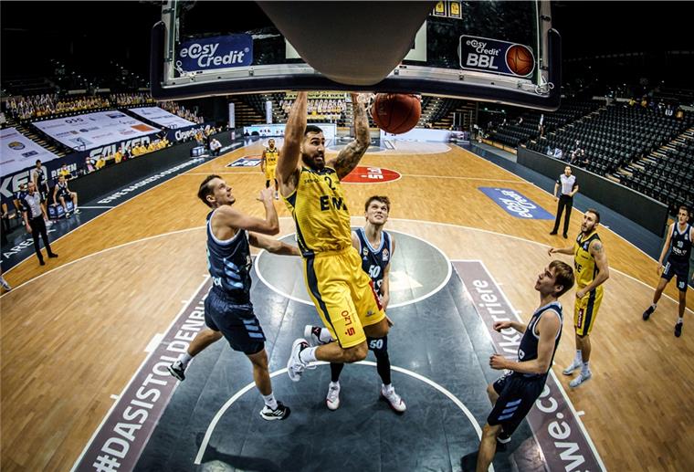 Oldenburger feiern sechsten Sieg in Serie Die EWE Baskets (gelbe Trikots) gewannen mit 80:73 gegen Medi Bayreuth.