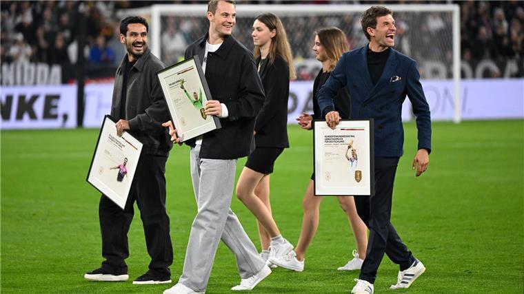 Lewelings Knalleffekt nach dem „Legenden“-Abschied Die Ex-Nationalspieler Ilkay Gündogan (l-r), Manuel Neuer und Thomas Müller wurden vor dem Anpfiff verabschiedet.