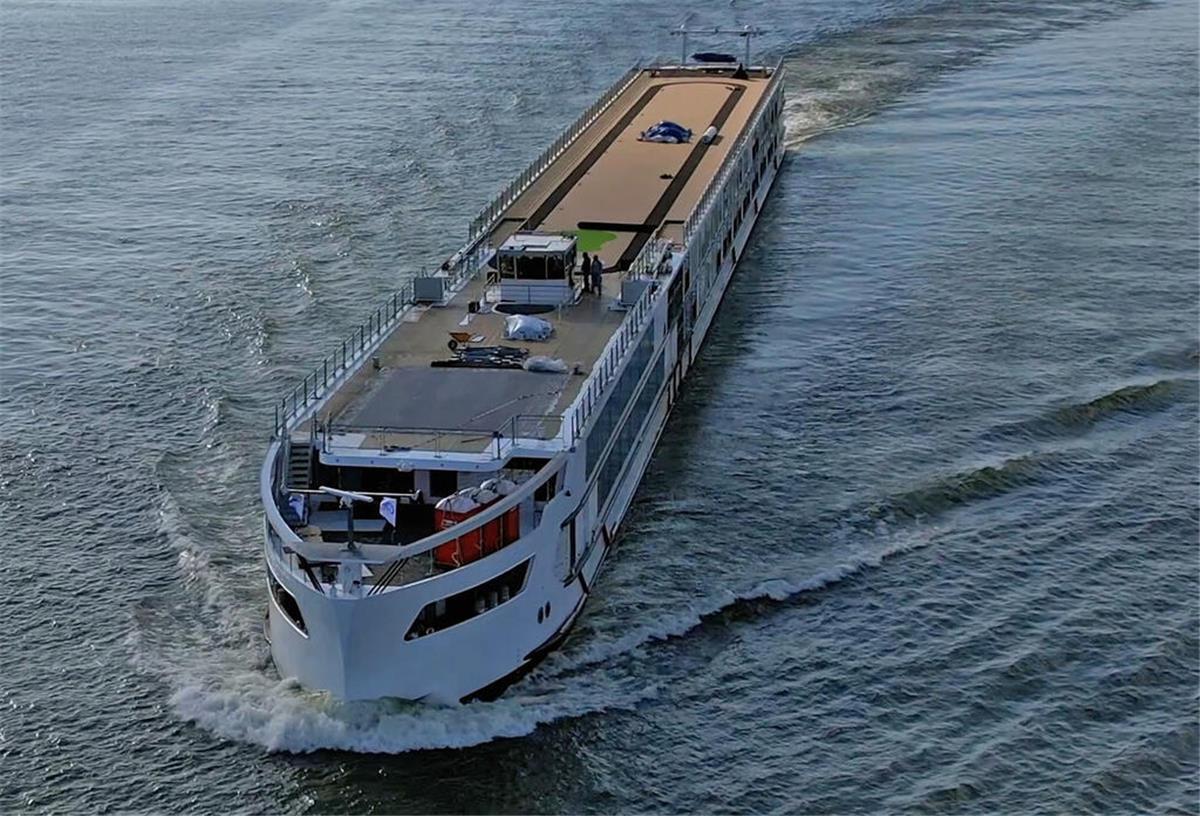 Hightech trifft Eleganz: Dieses Hybrid-Schiff startet seine erste Reise Die "Excellence Crown" auf Inspektionsfahrt in den Niederlanden. Die „Excellence Crown“ vereint grünes Reisen mit Luxus an Bord. Ab Mai wird der Hybridliner auf Europas Flüssen unterwegs sein – getauft von einer Starköchin.