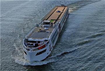 Die "Excellence Crown" auf Inspektionsfahrt in den Niederlanden. Die „Excellence Crown“ vereint grünes Reisen mit Luxus an Bord. Ab Mai wird der Hybridliner auf Europas Flüssen unterwegs sein – getauft von einer Starköchin.