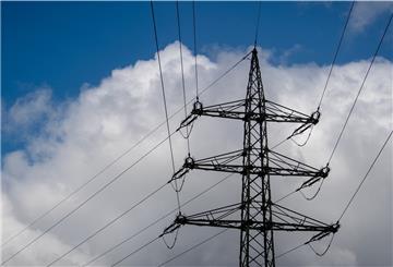 Die Explosion der Preise an den Strombörsen hat etliche Billiganbieter in die Pleite getrieben. Der Energieversorger EWE erhöht jetzt seinen Strompreis, weil er dadurch 70.000 ungeplante Kunden bekam, für die er nun Strom kurzfristig teuer nachordern muss.