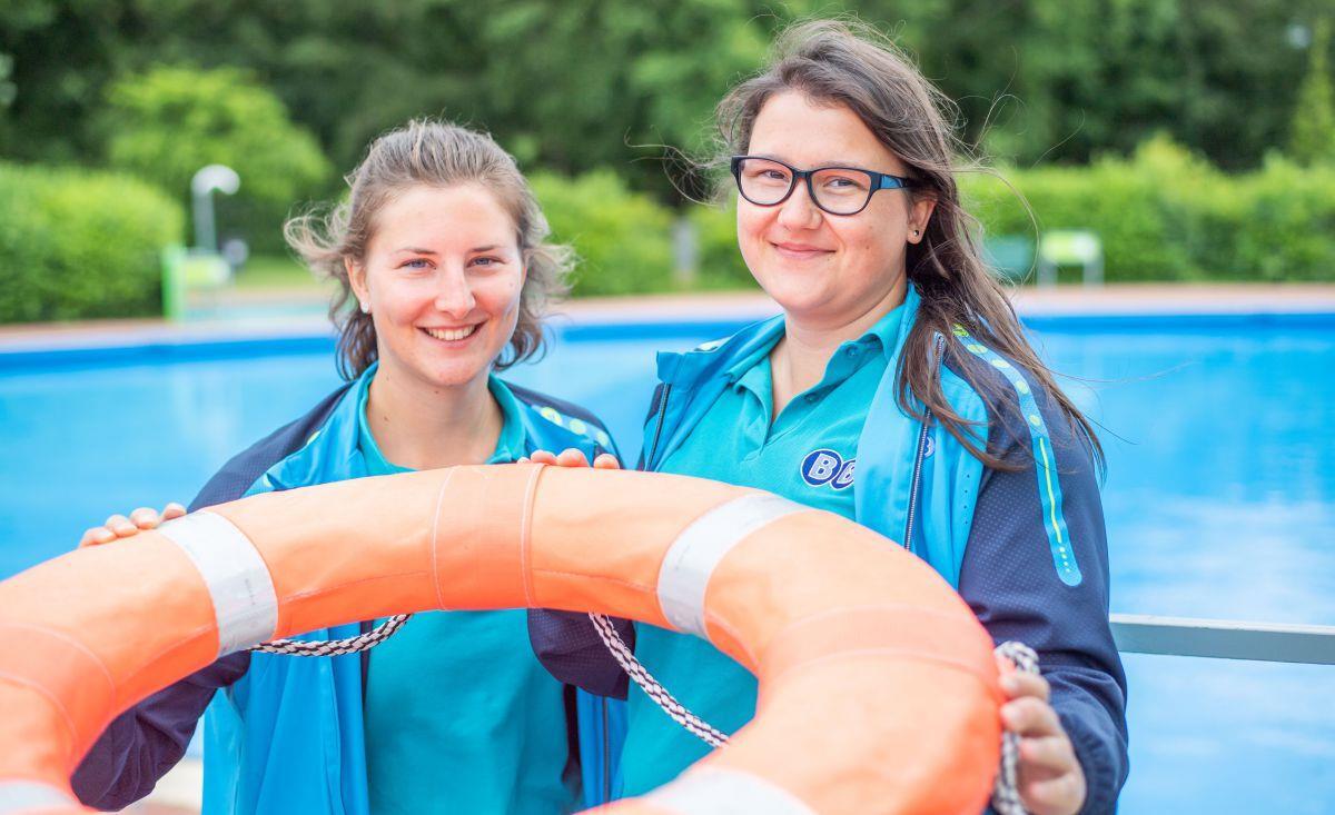 Die Fachangestellten für Bäderbetriebe Ann-Katrin Dodschat (links) und Lisa Wiechmann arbeiten im Freibad Grünhöfe. 