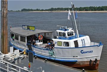 Die Fähre "Guntsiet", die zwischen Brake und der Insel Harriersand verkehrt, hat den Betrieb wegen eines Defekts eingestellt.