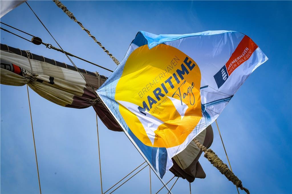 Die Fahne zu den Maritimen Tagen flattert im Wind.