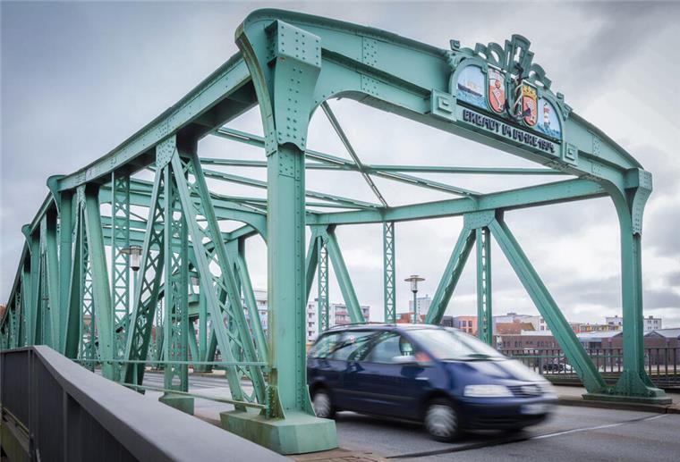 Die Fahrbahn der Alten Geestebrücke muss saniert werden.