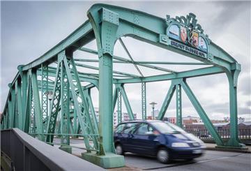 Die Fahrbahn der Alten Geestebrücke muss saniert werden.