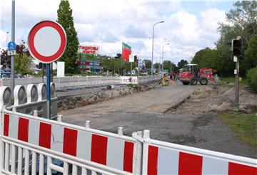 Die Fahrbahn der Braker Weserstraße wird derzeit erneuert. Nun ist eine mehrtägige Vollsperrung nötig. Foto: Lorenz