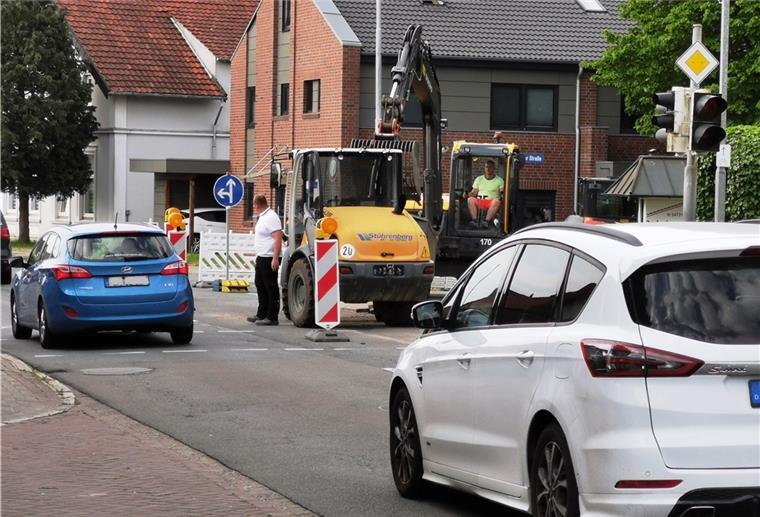 Bahnhofstraße in Nordenham: Geh- und Radweg wird erneuert Die Fahrbahn ist aktuell halbseitig gesperrt. Der Verkehr wird mit Bedarfsampeln an den Baufahrzeugen vorbeigeführt.