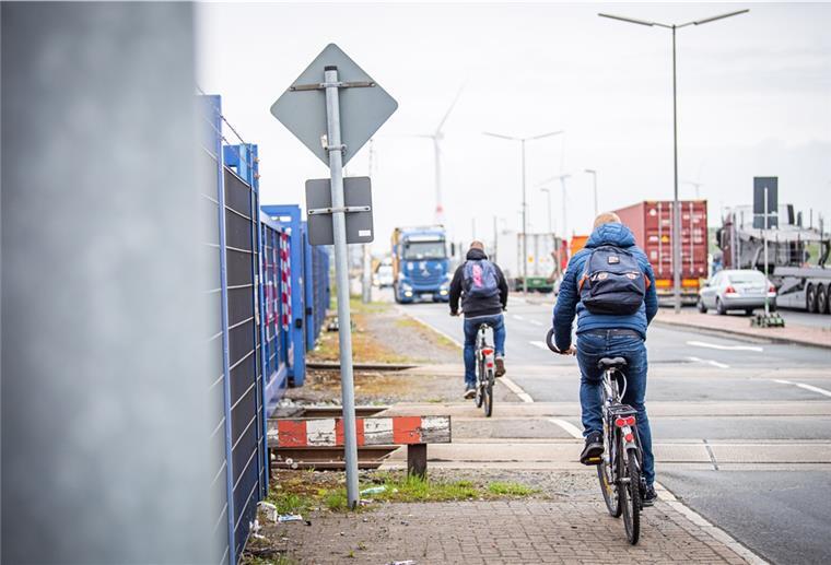 Bremerhaven: Hier stürzen viele Radfahrer Die Fahrbahnquerung zwischen Fahrzeug- und Schienenverkehr ist gerade für Radfahrer gefährlich.