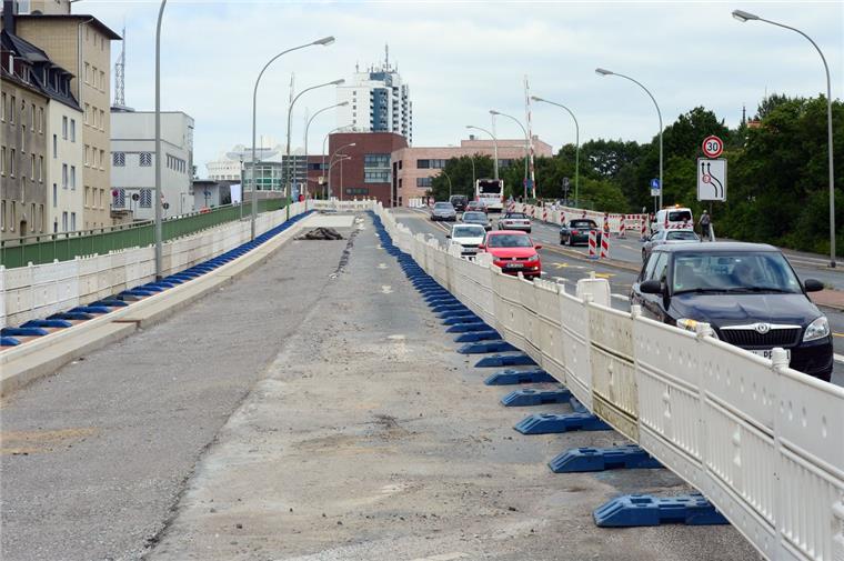 Die Fahrbahnsanierung der Rampenzufahrt zur Kennedybrücke wird erst ab 21. August fortgesetzt. Der Fußweg auf der Westseite ist wieder freigegeben. An der Wilhelmshavener Straße wird im August mit dem Bau einer barrierefreien Rampe zur Columbusstraße begonnen.  