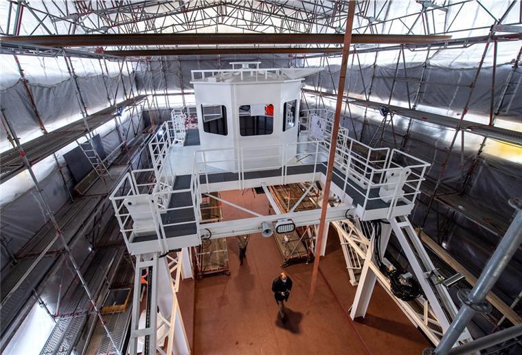 Rendsburger Schwebefähre in Brake fast fertig gebaut Die Fahrbühne der Schwebefähre steht in der Fertigungshalle in Brake. Mehr als fünf Jahre nach der Havarie der Rendsburger Schwebefähre über den Nord-Ostsee-Kanal steuert das Nachfolge-Gefährt der Fertigstellung entgegen.
