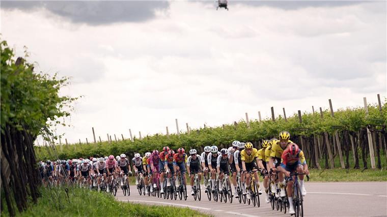 108. Giro: Ex-Weltmeister Pedersen feiert vierten Tagessieg Die Fahrer auf der 13. des Giro d’Italia.