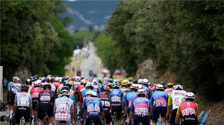 Die Fahrer auf der 17. Etappe der Tour de France auf dem Weg nach Valence. 