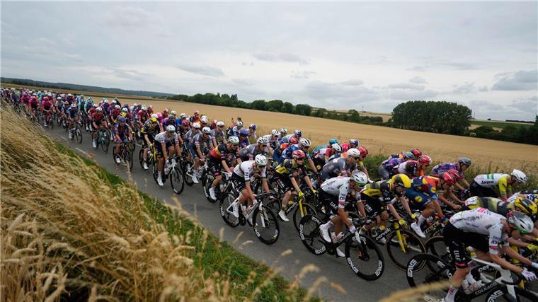Die Fahrer bei der Auftaktetappe der 112. Tour de France. 