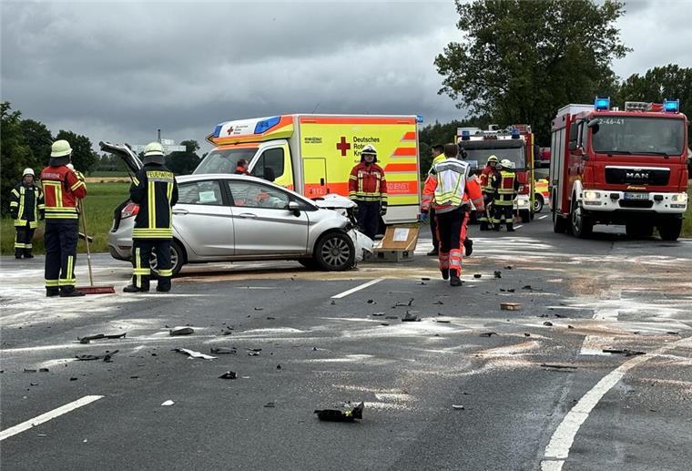 Schwere Kollision an Kreuzung bei Wohnste Die Fahrer der beiden Fahrzeuge mussten ins Krankenhaus gebracht werden.