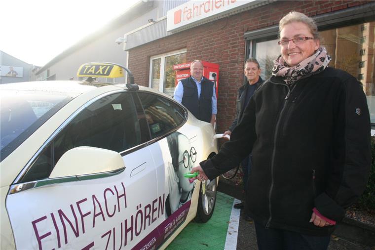 Fahrdienst Lorenz betreibt das erste E-Taxi der Seestadt Die Fahrer sind begeistert von ihrem neuen Taxi, das einfach an der Ladesäule „aufgetankt“ wird (von rechts): Renate Otten, Frank Romerke und Carsten Ecke.
