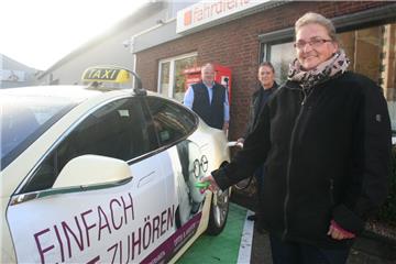 Die Fahrer sind begeistert von ihrem neuen Taxi, das einfach an der Ladesäule „aufgetankt“ wird (von rechts): Renate Otten, Frank Romerke und Carsten Ecke.