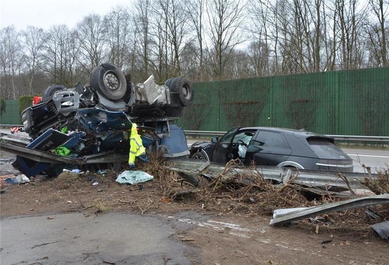Reifenplatzer auf A27: Lkw kracht in Leitplanke - Strecke bis in den Abend gesperrt Unfallbeteiligte Fahrzeuge