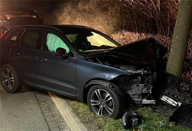 Schwerer Verkehrsunfall in Wehdel: Ein Auto ist frontal gegen einen Baum gefahren. Die Fahrerin des Autos wurde verletzt in ein Krankenhaus gebracht.
