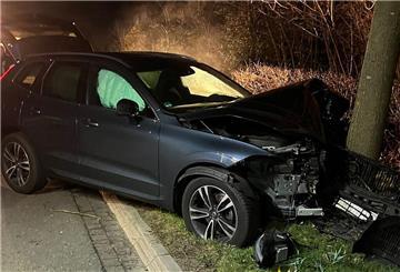 Schwerer Verkehrsunfall in Wehdel: Ein Auto ist frontal gegen einen Baum gefahren. Die Fahrerin des Autos wurde verletzt in ein Krankenhaus gebracht.