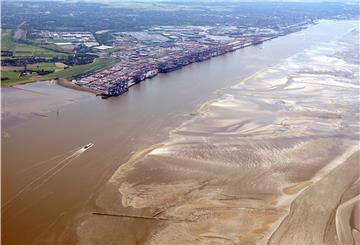 Die Fahrrinne der Weser muss angepasst werden, damit dicke Pötte nicht nur bei Hochwasser die Stromkaje in Bremerhaven erreichen können. Auch der Flußabschnitt Nordenham-Brake soll ausgebaggert werden.