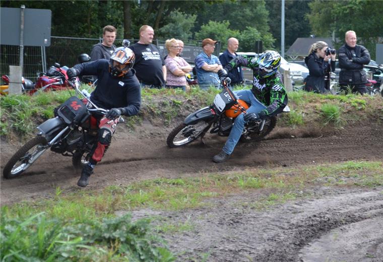 Mofarennen in Badenstedt: Knatternde Motoren und Rockmusik begeistern die Zuschauer Die Fahrt durch die Steilkurve erforderte bei allen Fahrern in Badenstedt die volle Konzentration.