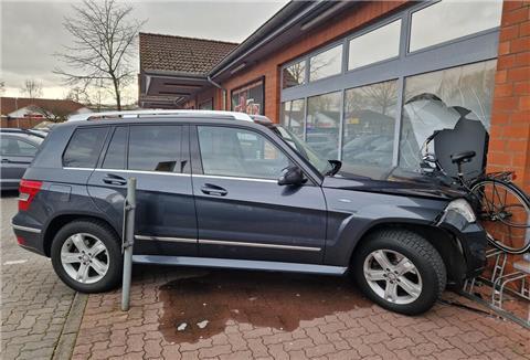 Die Fahrt einer Seniorin zum Einkaufen mit ihrem Mercedes-SUV endete in Sottrum direkt im Supermarkt.