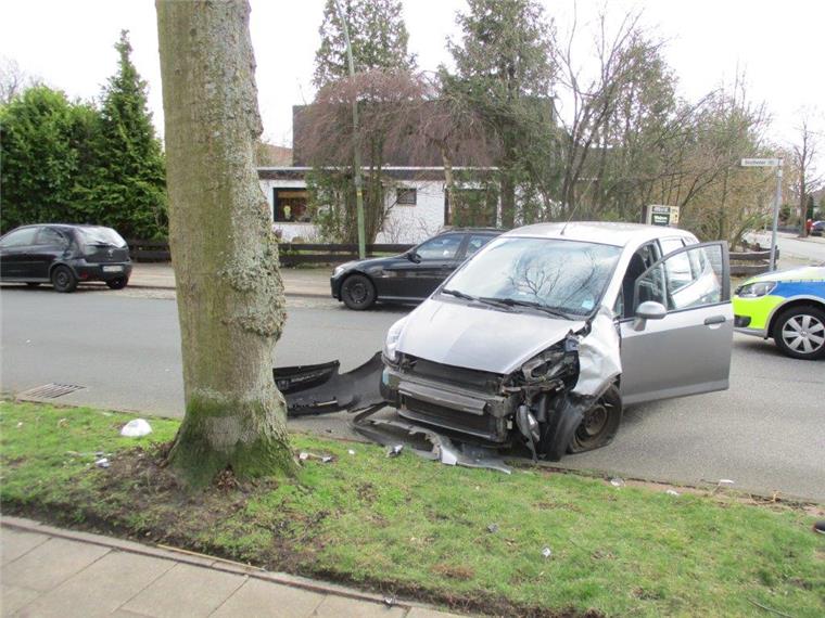 Die Fahrt endete für einen Mann im Ortsteil Schierholz an einem Baum. 