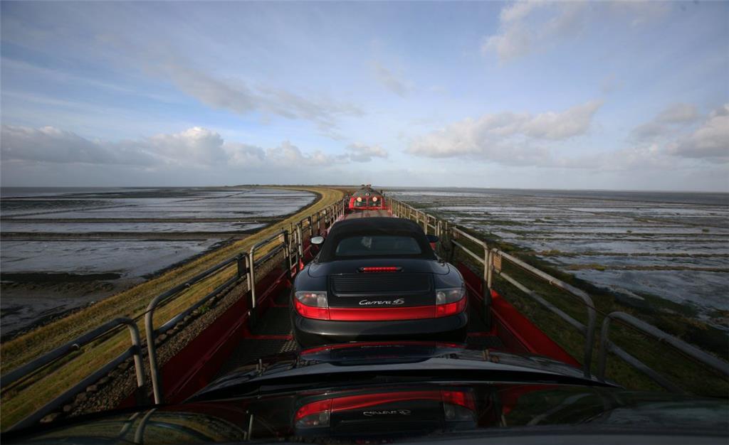 Die Fahrt mit dem Sylt Shuttle ist der einzige Weg, um mit Kraftfahrzeugen vom deutschen Festland aus nach Sylt zu gelangen.