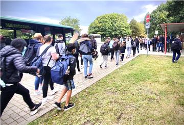 Die Fahrt zur Schule bereitet vielen Eltern Sorgen: Die Schulbusse sind gut gefüllt, an vielen Bushaltestellen herrscht großes Gedränge.
