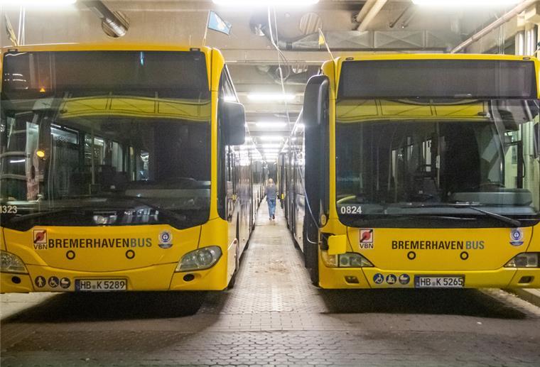 Die Fahrzeuge von Bremerhaven Bus bleiben am Streiktag der Busfahrer in der Halle
