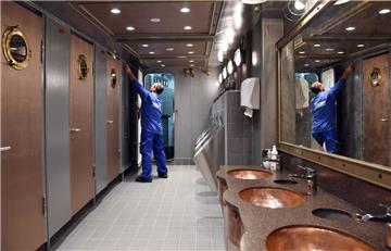 Die Fair Lady der Reederei Cassen Eils ist renoviert worden. Toiletten im Industrie-Design. Foto Scheschonka
