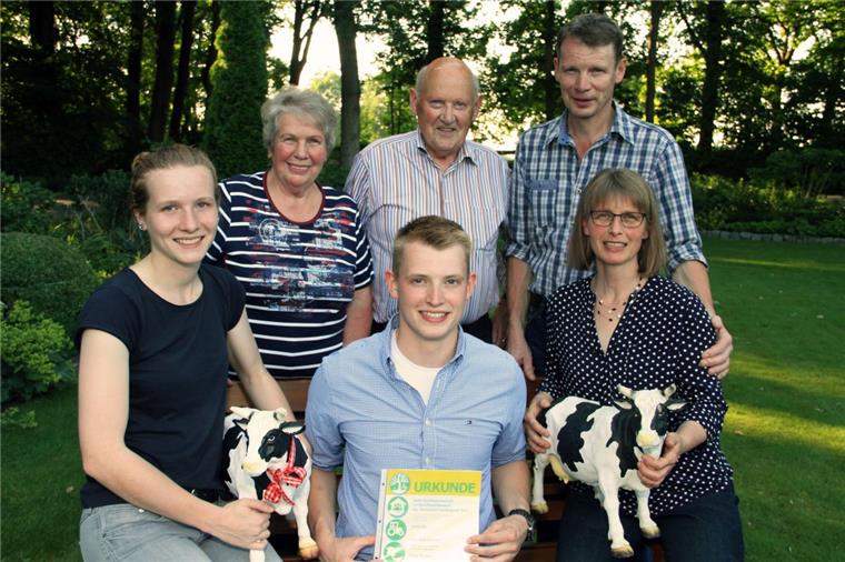 Horstedter Azubi gehört zu Deutschlands besten Nachwuchs-Bauern Lars Ruschmeyer (vorne) im Kreis seiner Familie.