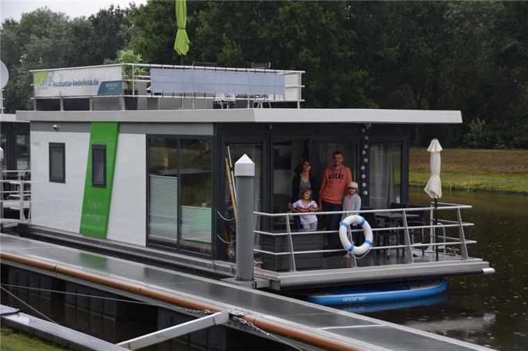 Urlaub im Cuxland: So schön ist es in Bad Bederkesa Die Familie Hieber aus der Nähe von Karlsruhe macht derzeit auf einem der Hausboote in Bad Bederkesa Urlaub.