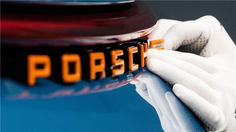 VW-Dachgesellschaft mit Milliardenverlust zu Jahresbeginn Die Familien Porsche und Piëch hatten sich 2022 auch eine Sperrminorität beim Sportwagenbauer Porsche gesichert. (Archivbild)