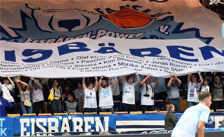Die Fans der Eisbären Bremerhaven.