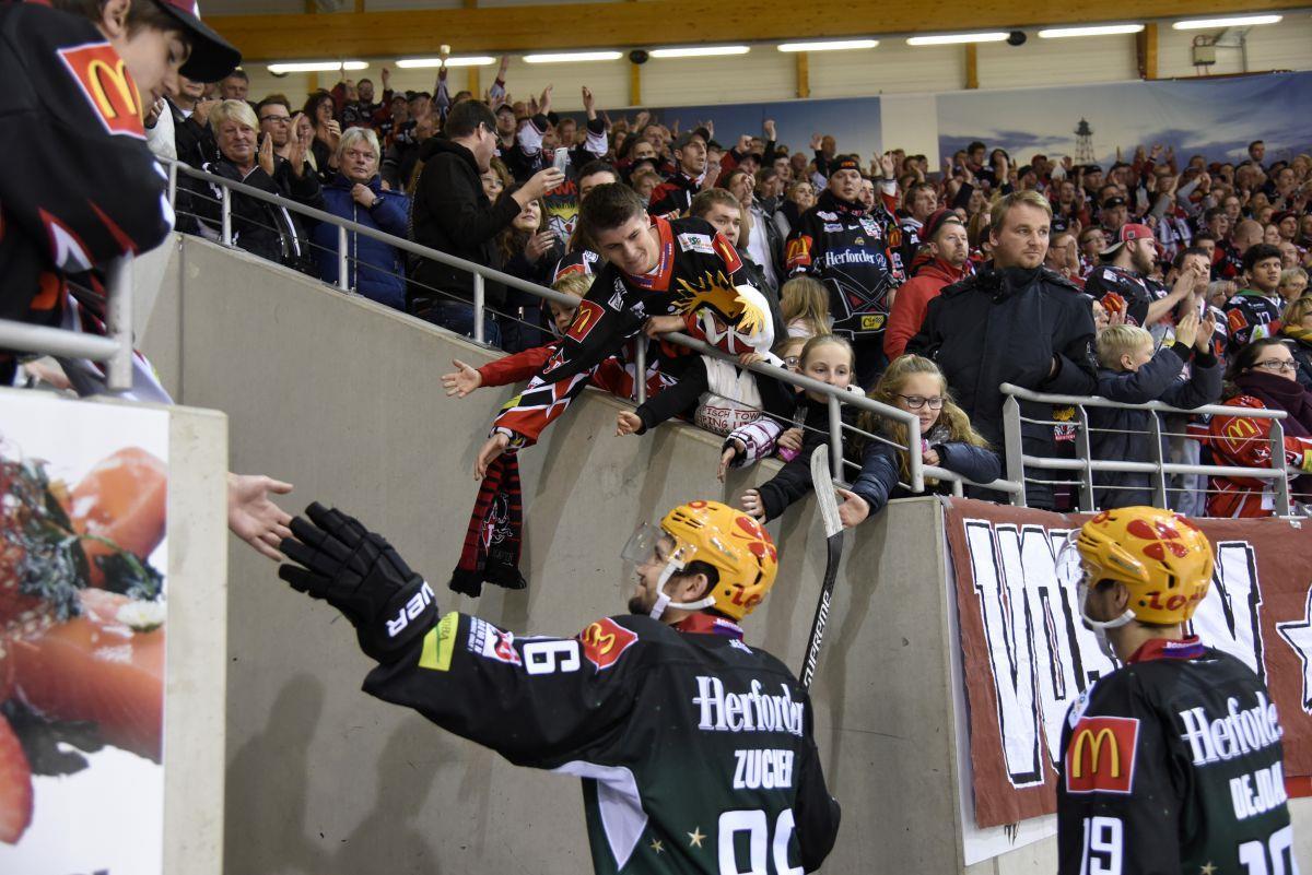 Erst Brunch, dann Nordderby Die Fans der Fischtown Pinguins feiern ihre Helden.