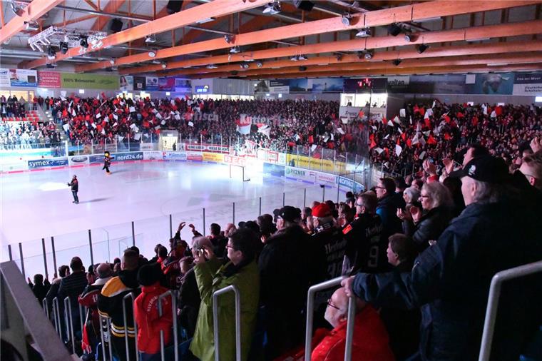 Für 99 Euro: Pinguins-Fans können ihr Team in Heerenveen unterstützen Die Fans der Fischtown Pinguins können ihr Team in die Niederlande begleiten.