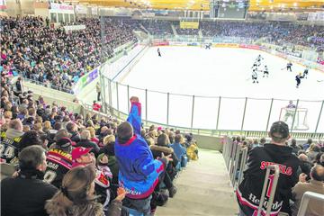 Die Fans der Fischtown Pinguins müssen sich an neue Eintrittspreise gewöhnen. In der DEL kostet ein Stehplatz 17 Euro. Foto Adebahr
