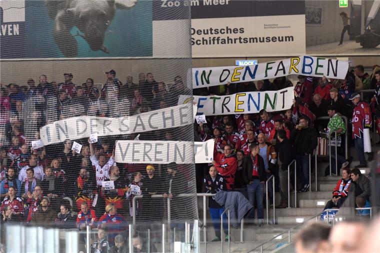 Eishockey-Fans zeigen sich von ihrer besten Seite Die Fans der Fischtown Pinguins setzten ein Zeichen gegen Krawallmacher im Eishockey.